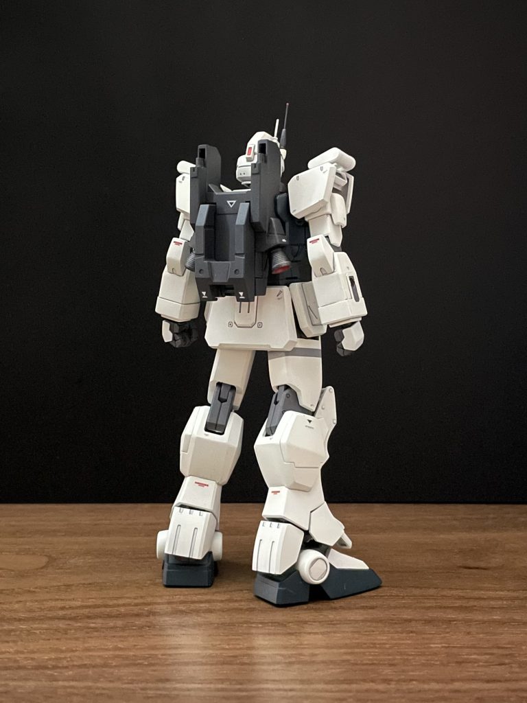 アンテナを細くするために真鍮線に置き換え、肩のスラスター部はジャンクパーツに置き換えました。