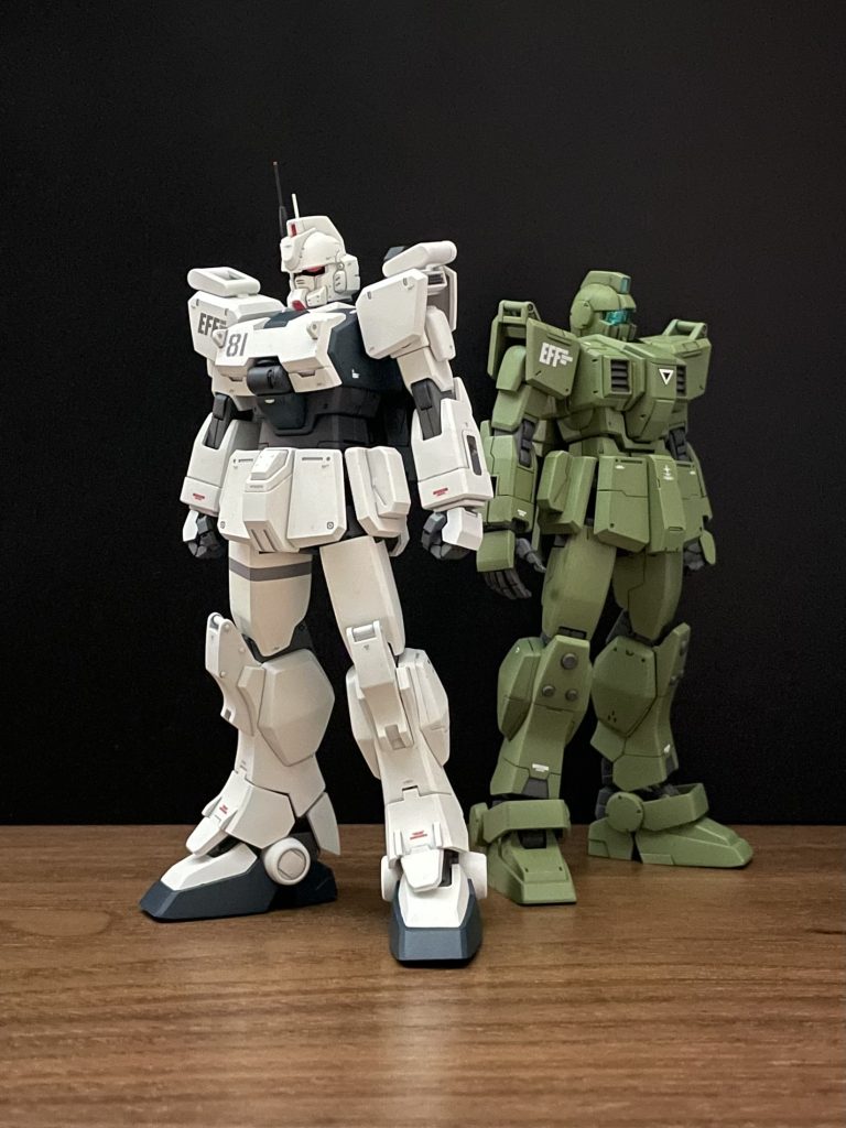 デカールは付属のシールの余白を切って使用し、コーションマークはガンダムデカールとROBO DECALを貼りました。今回はワンポイントで太ももにグレーのラインデカールを入れてみました。