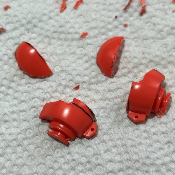 皆様日々の模活、お疲れ様です。三連休は如何お過ごしでしょうか😌私は40年以上ぶりに1/44の旧キットのザクを作り始めました、が、さすが旧キット、手応え抜群なのですが、シンプルなモナカ構造なので、以外と肉厚部と干渉せず、作り易い部分もあります。先日投稿したグフの随伴機という位置付けで作ってみたいと考えてます。（4枚目）