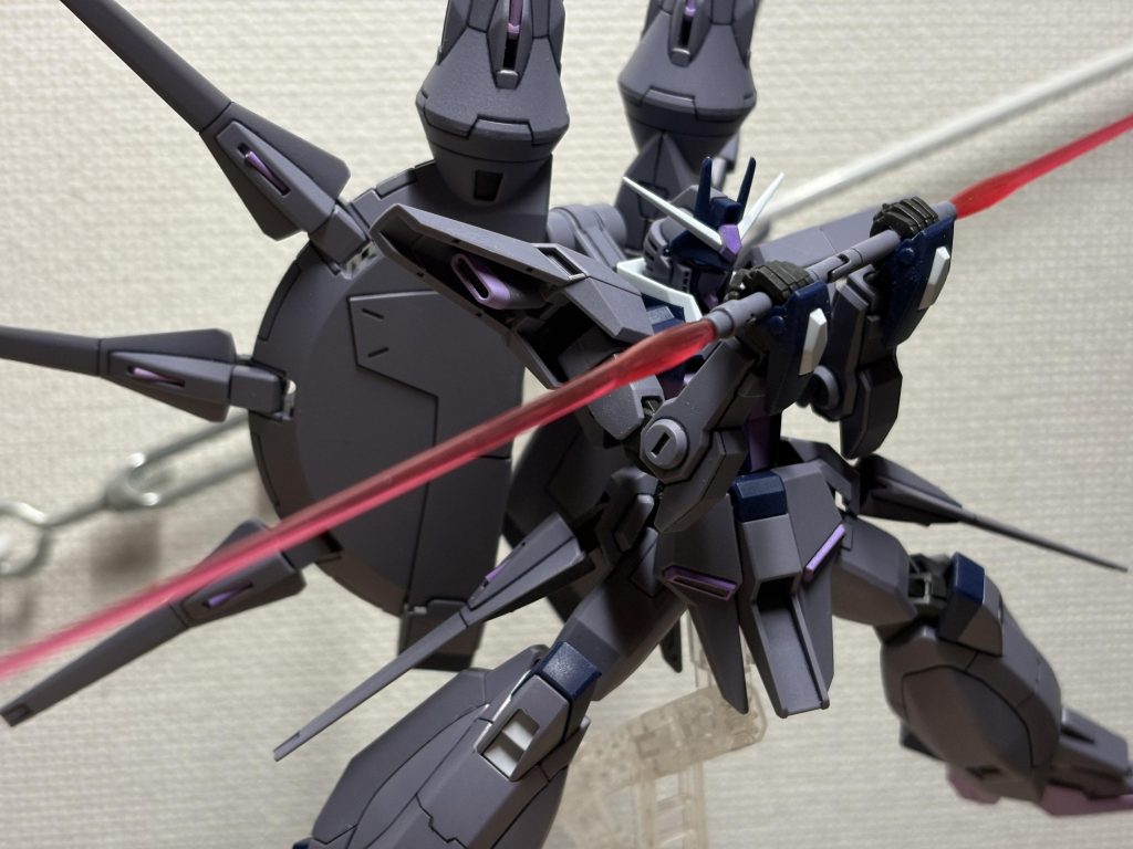 ところでレジェンドのジャベリンって、連結状態での使用は種死本編で確認出来ますが、フリーダムやジャスティスと違って、連結する瞬間のカットって無いんですよね…それに腰に装備してないので、ジャスティスの例のバンクみたいに連結出来ないので、こうやって両手でガシッと連結するしかないですよね？そのカット見てみたかったなぁ、なんて！