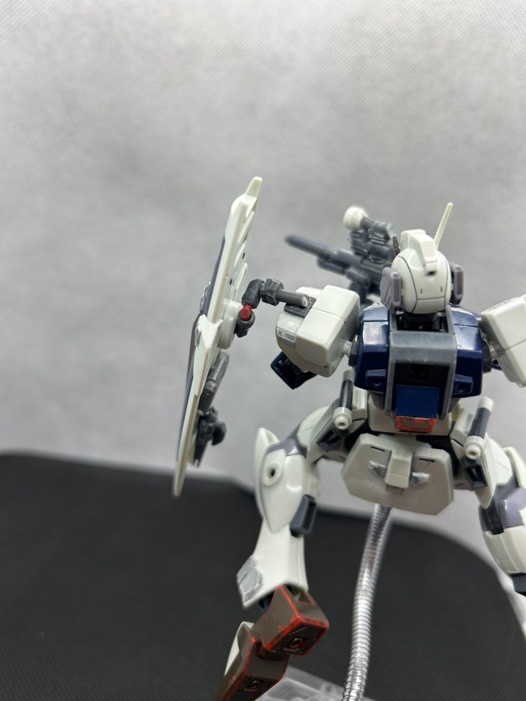 今回シールド部分は接続ジョイント作り，肩に装着可能にしました。