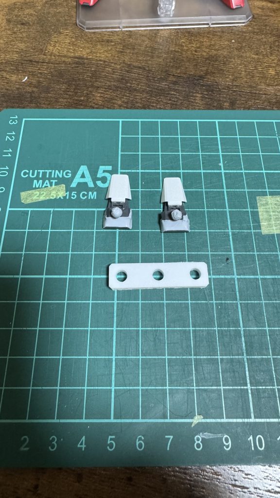 クスフィアスをつけるためにパテ盛りとバックパック増設の為にプラ板でジョイント作成しました(*^^*)
