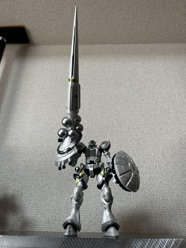 ハクジ持って自立するのは驚きました。盾が重いからバランスとれるのかな?