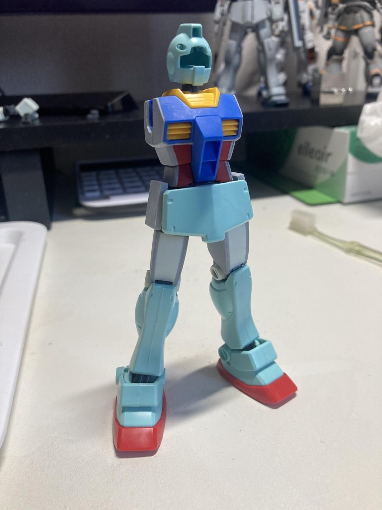 制作途中です。ジムの頭がデカくて、ガンダムの部分は全体的に細いのでバランスが合うようにプラ板などで太くしています。