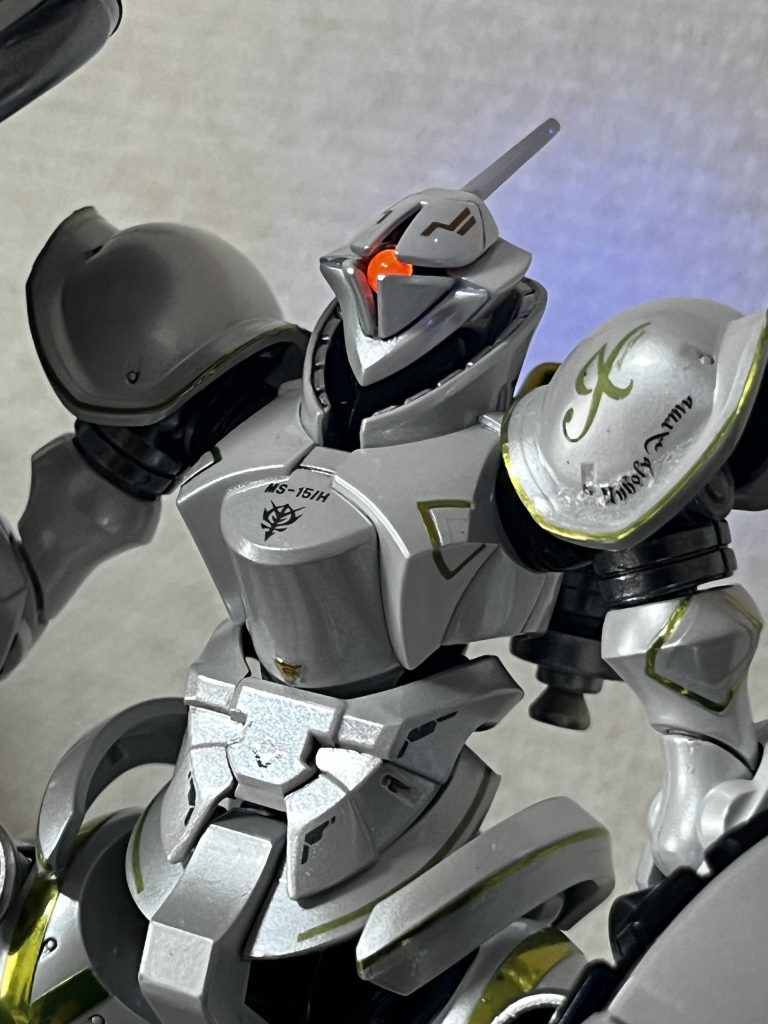 完成を早まって左肩のトップコートが派手に垂れてしかも気泡まで入ってしまい、大失敗でした。老眼なのでデカール貼って目を誤魔化しました。味ということで自分を説得。