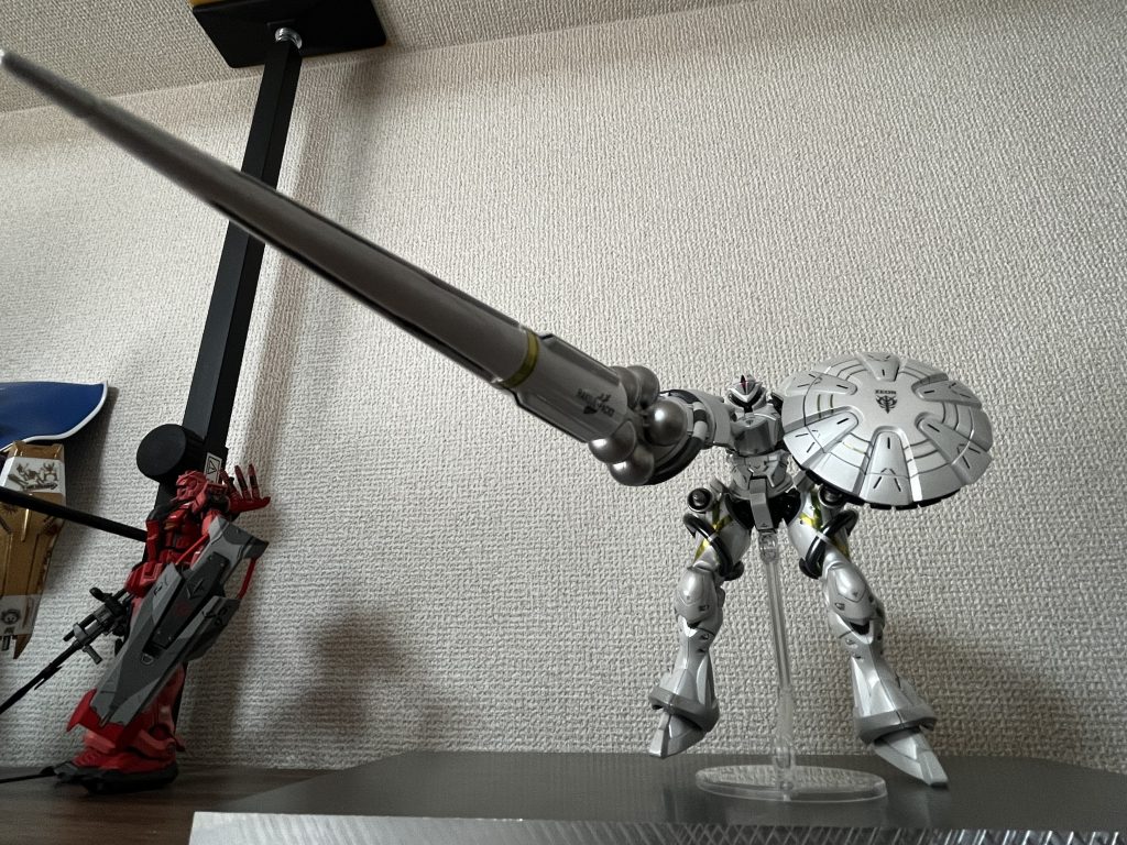 ギャンくんの細い腕でしっかり持てるので驚きました。すげーよバンダイ!