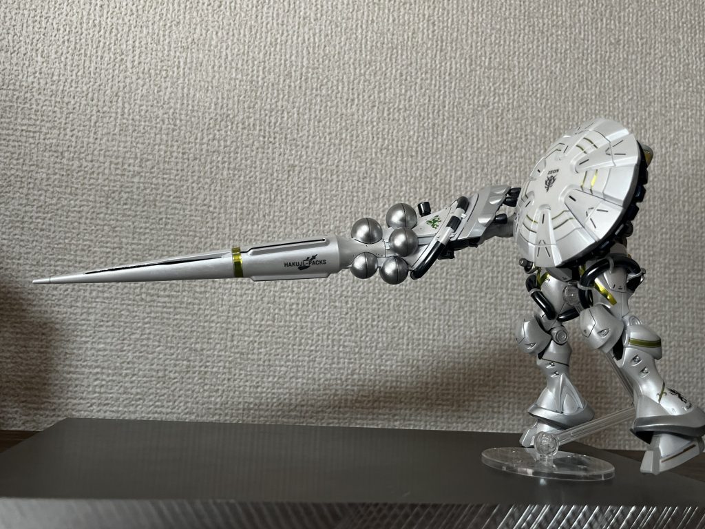 Amazonで購入したギャン用の水転写デカールを貼りました。このデカール蛍光なんですねー。