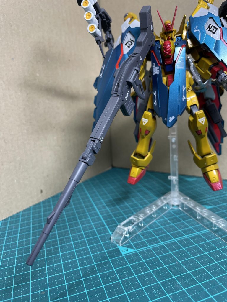 百式といえば、メガバズーカランチャーなので、X2のランチャーを持たせています。砲身を分割して、折りたたみ式に変更しました。