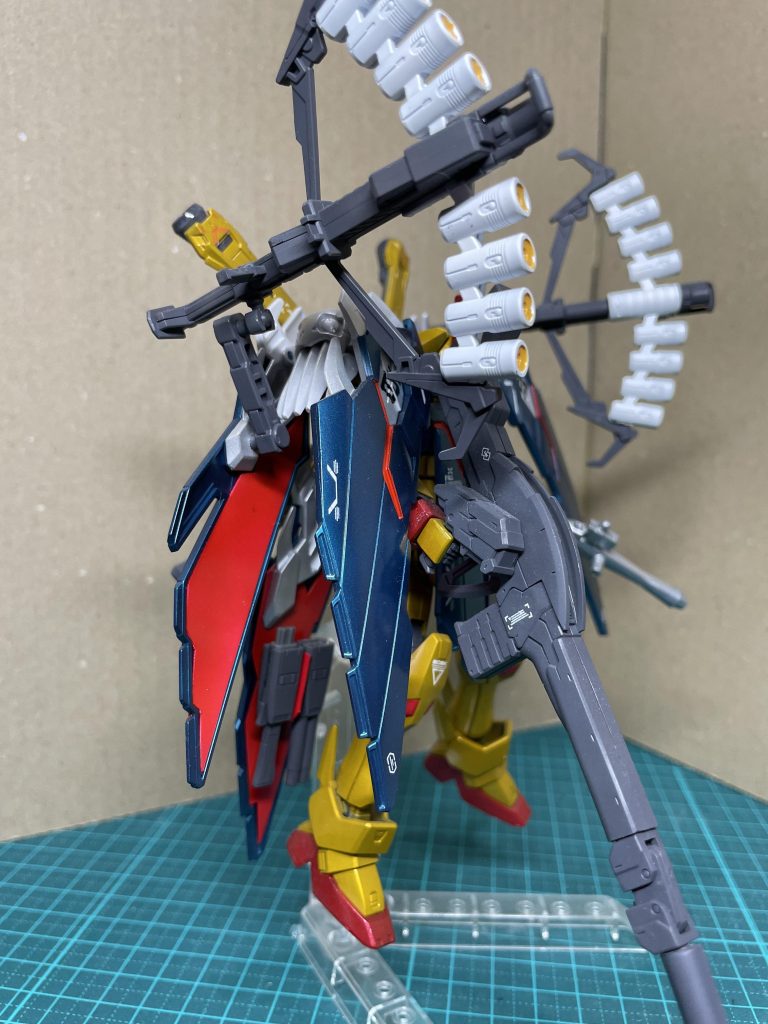 手間でしたが、プラ板でクロスの裏打ちパーツを作成しました。