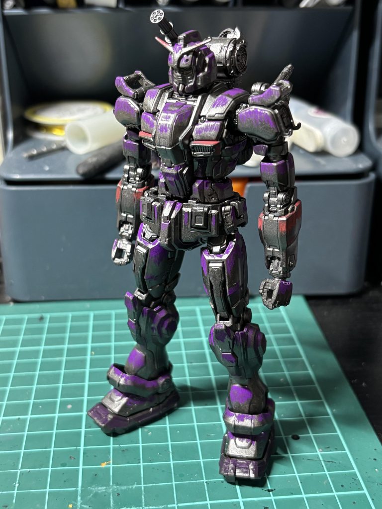 塗りの写真を工程順でならべます。これはメカサフのガンメタ塗って、とりあえず部品ごとの上部らへんにちょっとアクリルガッシュを乗せた状態