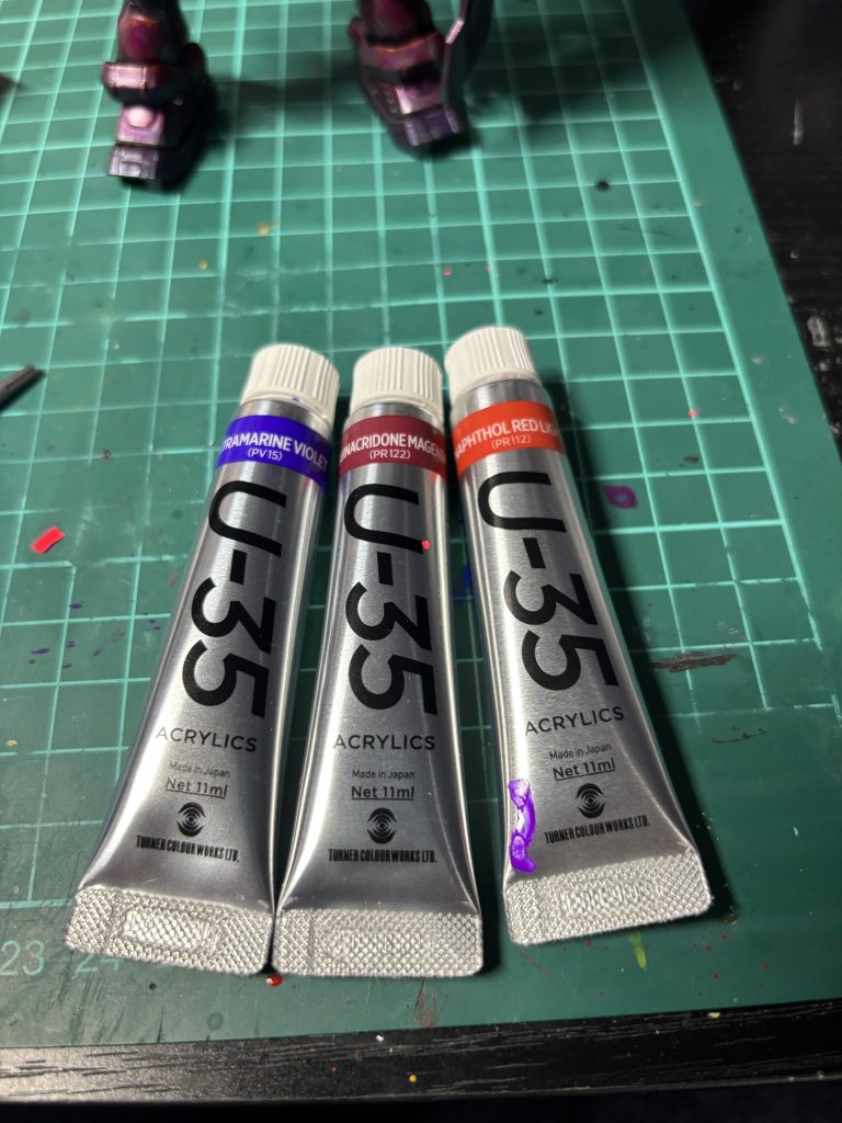 大部分の赤茶のパーツはこの3色で塗り切ってます。