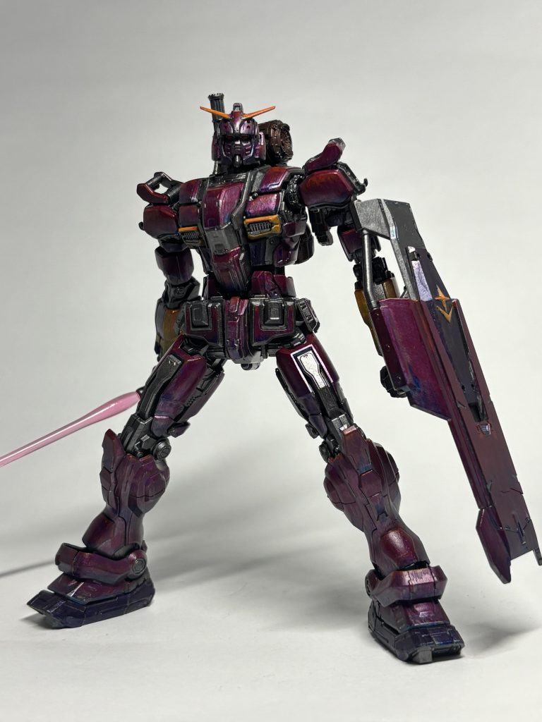 色も白じゃなくしたら完全に悪のモビルスーツですね。