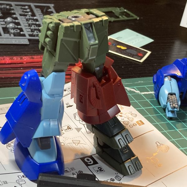 サンボルザクの脚をやめて､ジャンクにあったアイザックの下半身から脚を移植。脚の長さが結構変わるからこれでいいけど…横に付いた青いやつはいらないかな？（2枚目）