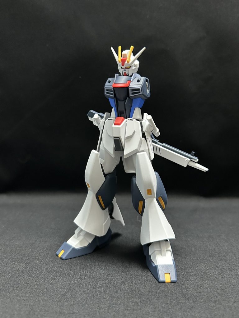 腰パーツとライフルに磁石を仕込んでこのように保持できるようにしています&nbsp;バズーカ装備時やサーベル抜刀時に毎回ライフル捨てるの嫌だったので&nbsp;