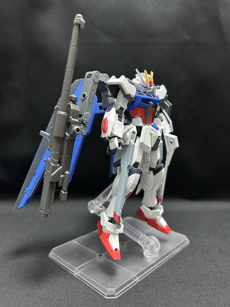 背面には装備マウント用のアームが2本増設されており&nbsp;大型対艦刀超長距離射程ビーム砲が装備されている&nbsp;&nbsp;