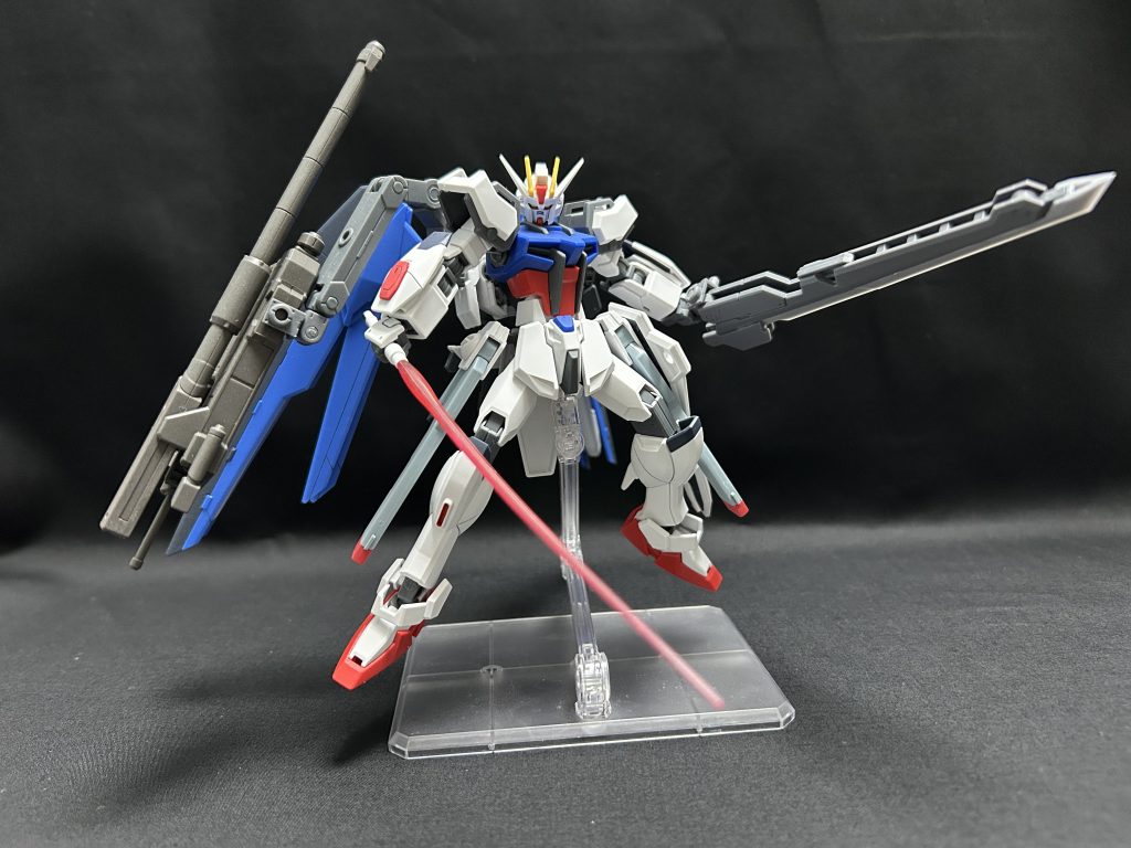 大型対艦刀は対ビームコーティングを施してあり非展開時や近距離戦では簡易的なシールドとして運用可能&nbsp;切り裂くのではなく叩き切ることで敵を撃破する&nbsp;ビームサーベルを装備し二刀流での戦闘も可能