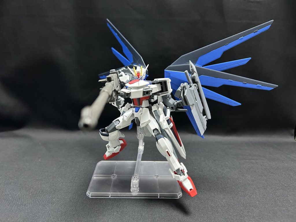 超長距離射程ビーム砲&nbsp;通常時は砲身が取り外され折りたたまれた状態でマウントされており射撃状態では本機体の約1.5倍の長さのビーム砲となる&nbsp;長距離狙撃をするために使用される&nbsp;射撃状態の時ライフルに使用するエネルギーの問題により他の武装を使用できない一撃で戦艦を破壊しうる火力が出せるが砲撃後短期間であるがエネルギー不足によりほぼ全ての武装が一時的に使用不可になる