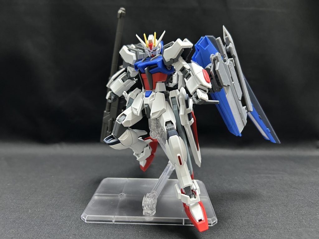 今回の14番目Fストライクはストライクにフリーダム系譜のパーツを移植するというテーマで制作&nbsp;基本武装はフリーダムをベースにストフリのパーツを追加&nbsp;フリーダムの武装だけだと少し寂しく感じたので背面2ピン接続用パーツに接続軸を追加&nbsp;大型対艦刀は元々可変ギミックのあったMSGの剣を真ん中から切断して折りたためるようにしている&nbsp;超長距離射程ビーム砲はバルバトスの滑空砲しっかり構えるとハイニューのメガビームランチャーみたいになったので遠距離狙撃銃として採用&nbsp;この二つはストライクのソード ランチャーをイメージして装備&nbsp;移植されているフリーダムのパーツは脚部と背面ウィングストフリのパーツは腕部ビーム発生装置腰のレールガン&nbsp;腰のレールガンは直接接続できないパーツだったので新規で接続軸を制作&nbsp;腕部ビームシールド発生装置は腕パーツを切り刻んで軸ごと移植実態盾持ってるのでほぼ使う予定のない装備だが腕が少し寂しかったので追加&nbsp;&nbsp;今回はほぼ無塗装スミ入れつや消しのみで作りました