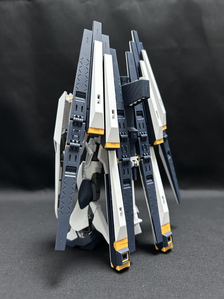 背面 &nbsp;フィンファンネルは特殊な接続をしていますバズーカ横のフィンファンネルを上に折りたたむと稼働状態写真のように下に降りていたら非稼働状態(後ろに倒れるのでスタンド代わり)になります