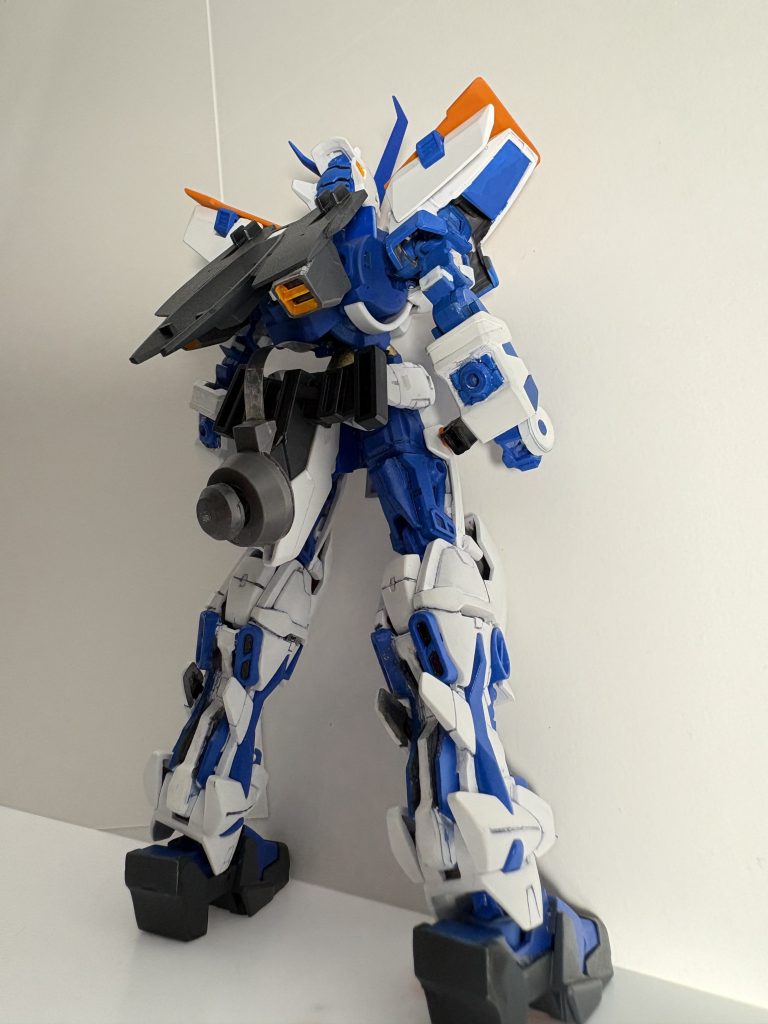 リアスカートアーマーの後ろにある円形の物体はGNドライブです。GNドライブから伸びるGNケーブルはタクティカルアームズラックに接続します。