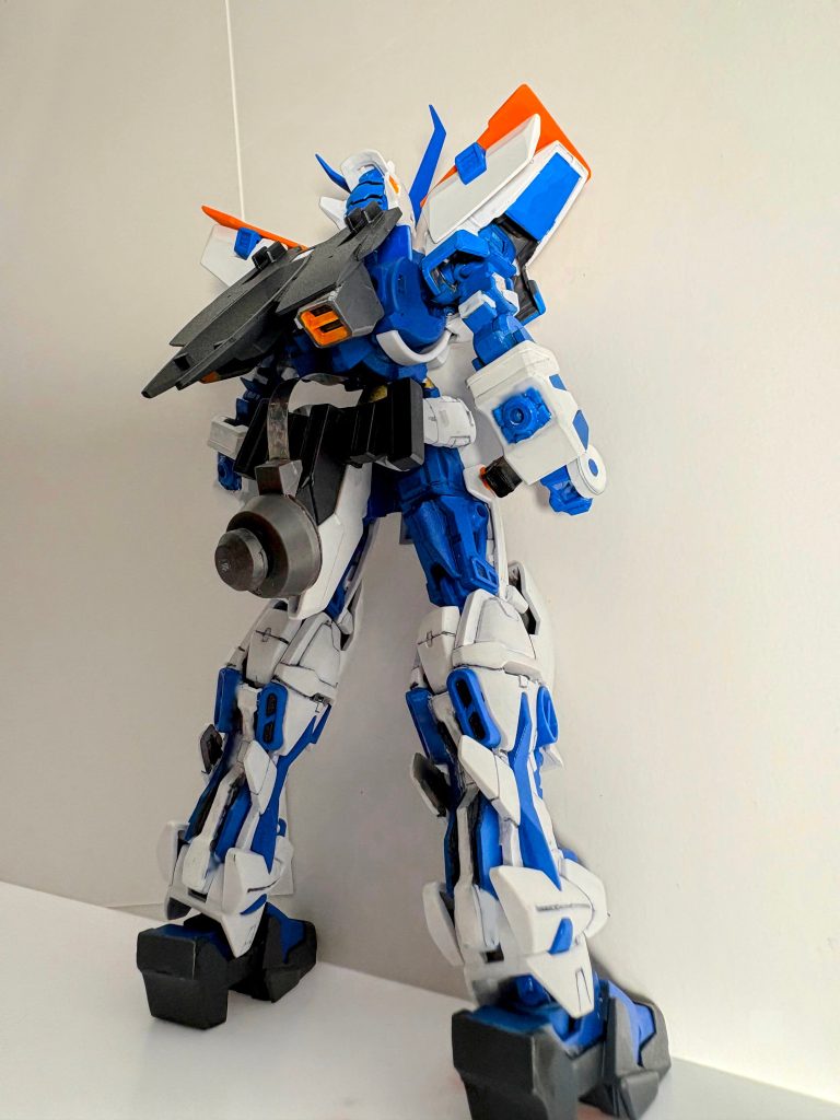 リアスカートアーマーの後ろにある円形の物体はGNドライブです。GNドライブから伸びるGNケーブルはタクティカルアームズラックに接続します。