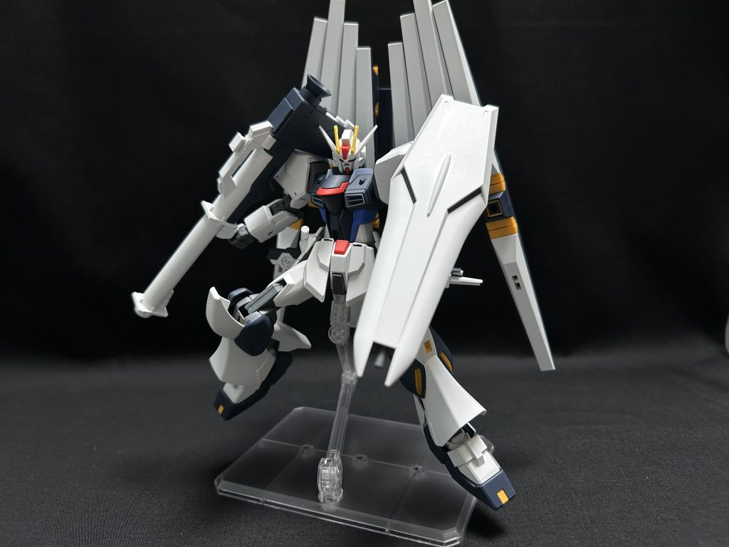 バズーカ装備状態&nbsp;背面のフィンファンネルに干渉してポージングが少し難しいです