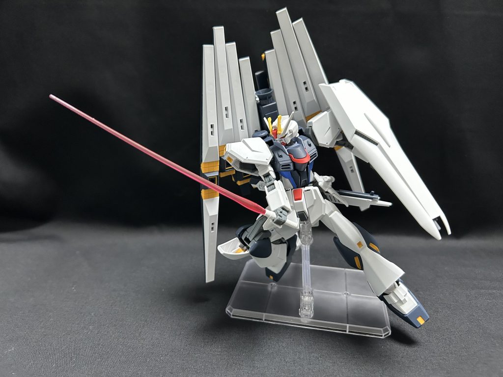 サーベル抜刀時胴体にフリーダムを使用しているので肩関節の自由度が高いです