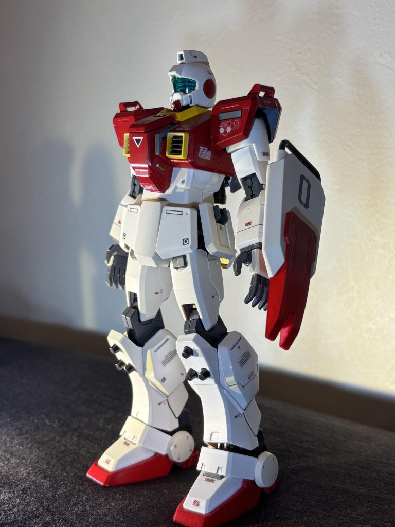 余剰パーツで作ったのなら、仮組みと調整用の試験機があったはずと思い、ジャブローにあったジムと同じおなじみのジムカラーで作ってみました。