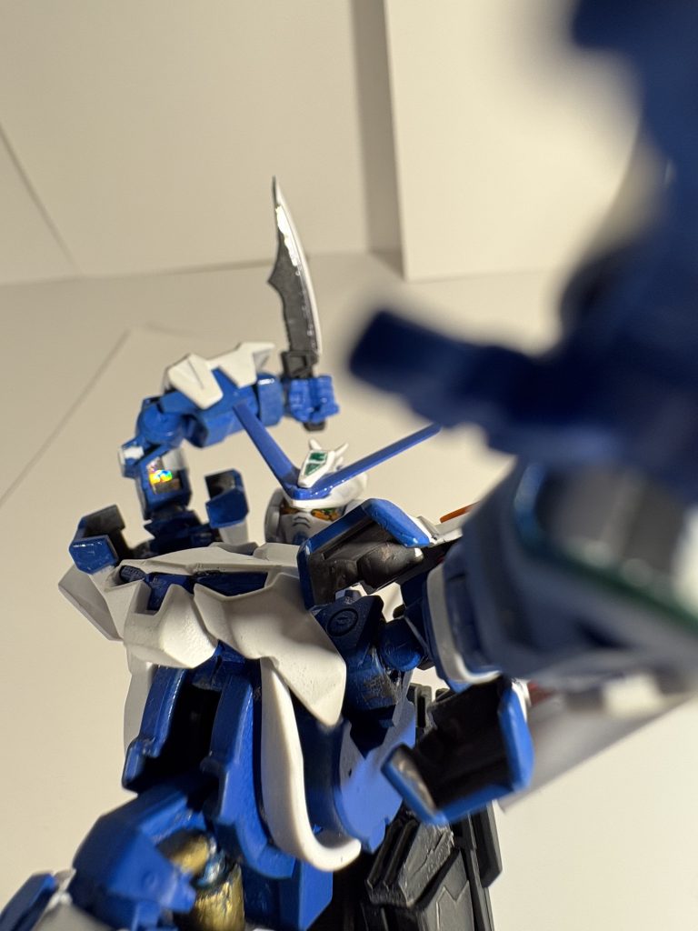 上腕部のあの光っているものは内部GNケーブルです。