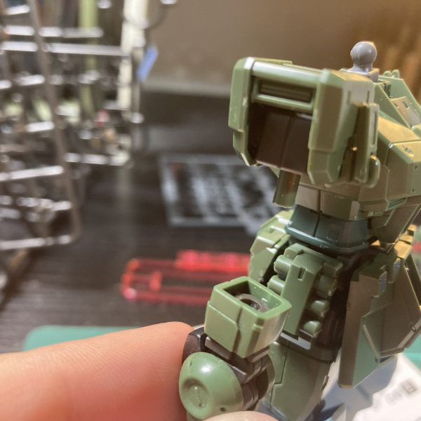 腕はオリジンザクにしました｡これもなんか作った時に出来たジャンクパーツ。脚と同じようにアイザックにしたら…太すぎてボツになりました（後構造的にムリ）（2枚目）