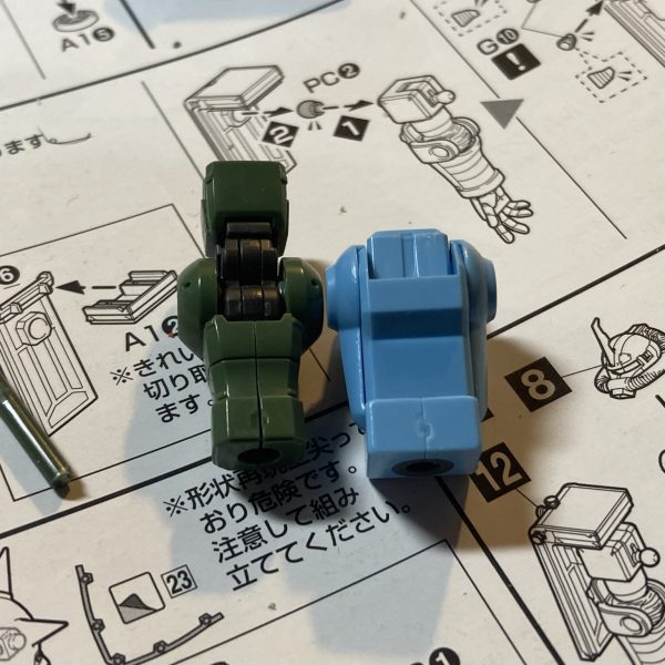 腕はオリジンザクにしました｡これもなんか作った時に出来たジャンクパーツ。脚と同じようにアイザックにしたら…太すぎてボツになりました（後構造的にムリ）（3枚目）