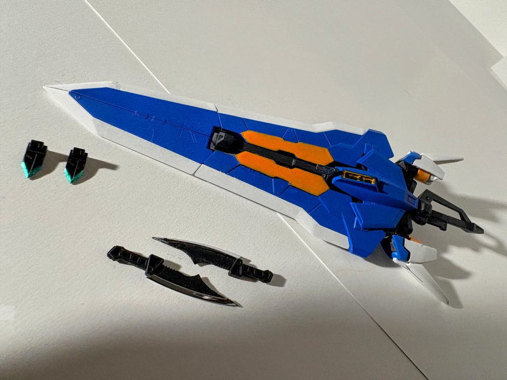 武装。タクティカルアームズの刃先、アーマーシュナイダーとアンテナウシャープ化した。タクティカルアームズのスラスターはガンダムハルートの膝。全体の配色を崩したくなかったので、タクティカルアームズの刃先とアーマーシュナイダー（ハンドヘルドダガー）は緑色にしませんでした。