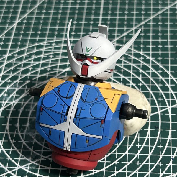 首元のイエローパーツにディテールがそれほど無くノッペリ感があったので、ターンエーぽいスジ彫りを追加しておきました。（2枚目）