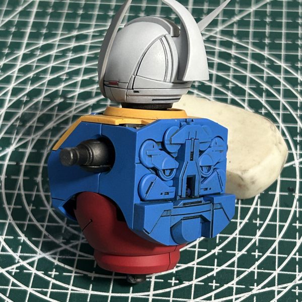 首元のイエローパーツにディテールがそれほど無くノッペリ感があったので、ターンエーぽいスジ彫りを追加しておきました。（3枚目）