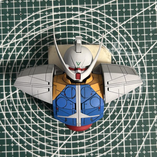 ショルダーアーマーにも追加スジ彫りを入れてみました。他の部位を参考にスジ彫りを考えましたが、他のガンダムシリーズとモールドパターンが全然ちがうので楽しいですね。（2枚目）