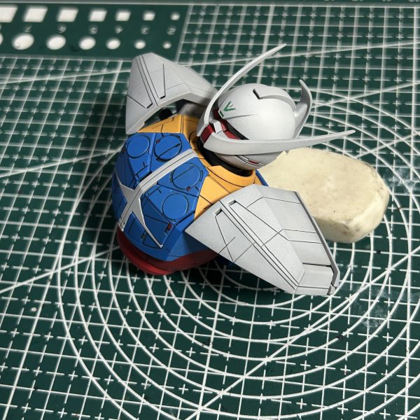 ショルダーアーマーにも追加スジ彫りを入れてみました。他の部位を参考にスジ彫りを考えましたが、他のガンダムシリーズとモールドパターンが全然ちがうので楽しいですね。（3枚目）