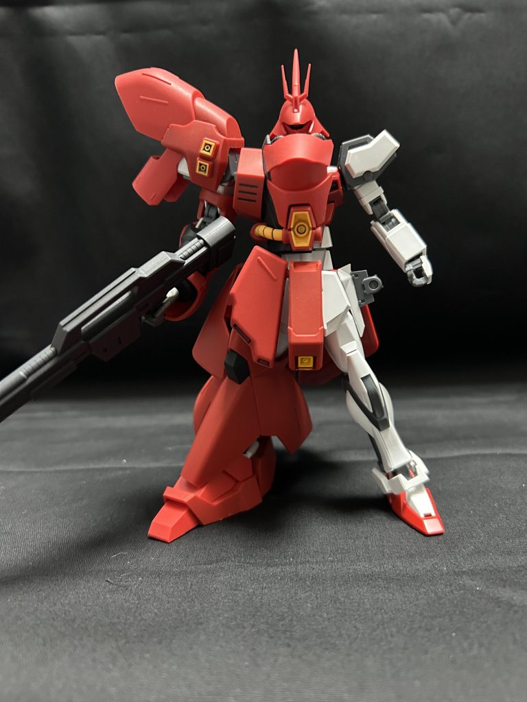 サザビーの装甲パーツをパージすると中からストライクが出てきますストライク本体はジョイントを3箇所増設それ以外は無改造で入っています サザビーをくり抜いて中に入るように加工しました