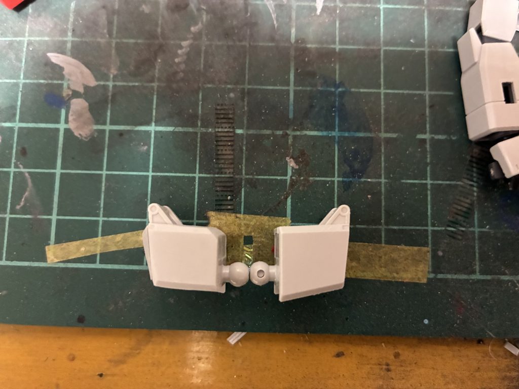 肩MGを参考にプラ板で改造