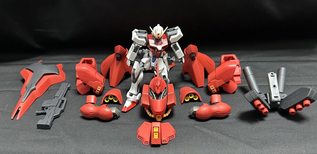 装甲とストライク本体を並べてサザビーは大型の機体でHGキット自体も古いので中が複雑ではなく中身を削り出したら装甲になるんじゃないか?νストライクみたいに上から固定して着せるのはネタが被ってるし何より面白くないのでこのように装甲を纏うストライクになりました