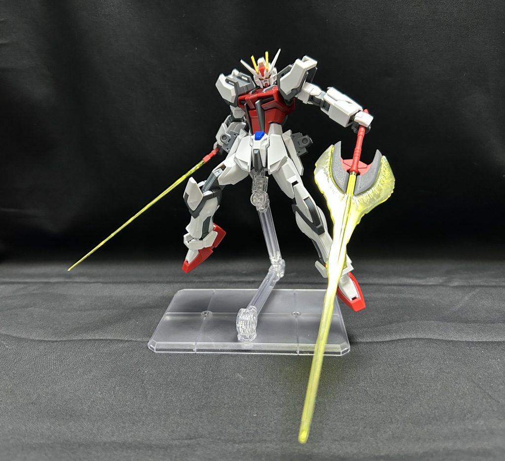 装甲パージしたストライク背面に装備されていたシールドとサザビーの腕部を収納されているビームサーベルがメイン武器 サンダーボルトのフルアーマーガンダムが装甲をパージして盾とビームサーベルだけで戦うシーンをイメージしてこの武装に SEED系なら最終盤のデュエルみたいな戦闘した後に出てくるイメージです ストライク本体は素組みでほぼなんもしてません