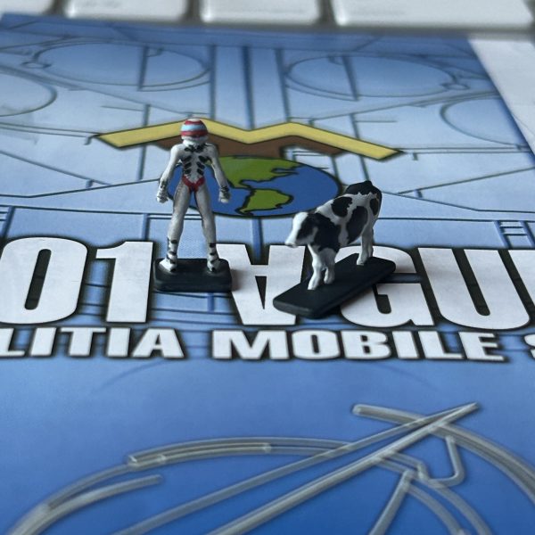 コックピットに造形されているアランと単体フィギュアのサイズが全然違うのなんでなんだろ。牛は説明書の塗装見本が好きでなかったのでネットで画像を探して真似てみました。（2枚目）