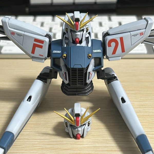 目の部分露出が多くてニッコリ顔にみえていたので、マスク部分含めもう少しヘルメット内に収まるように加工しました。（2枚目）