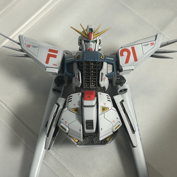 腰のフロントあーまをメインに追加スジ彫りをいれたりしました。F91は腰のサイドアーマーにビームサーベルと予備ビームシールドを格納するなど、シンプルを目指して「余分なものは隠す」誠心がいいですね。（2枚目）