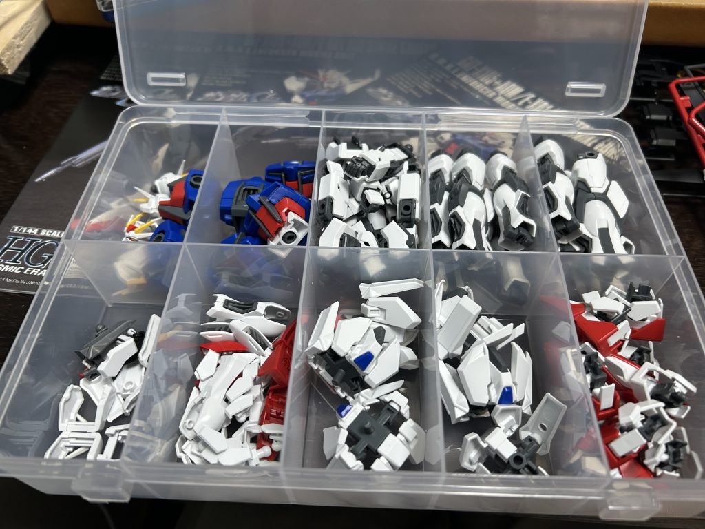 気づいたらストライクを16番目まで制作してました 最近数日かけてエールストライクを購入制作してストックできたので多分まだ増えます ストライクシリーズ 一旦コスプレシリーズは終わって次からはオリジナルのストライクを作る予定です この投稿をしてる時点で試作可変機と17番目(仮)まで組上がってるのですが満足いく物が出来たらまた投稿します 今回のFWストライクは色々なコンセプト別作品を参考にして制作したもので ストライク本体はほぼ無加工サザビーの装甲はパージできるようにを目標に作っており様々なところにネオジム磁石が仕込んであったり各部可動域が死なないように装甲パーツを加工したり今まで使ってこなかった物を使って制作した子なので結構愛着があります この子を作った経験はきっと別のストライクシリーズをもっと良くしてくれると思うのでまた突発的に作りたいストライクが出来たら使ってみたいですね つぶやきの方に製作途中の画像置いておきますここまで見てくれた方ありがとうございました