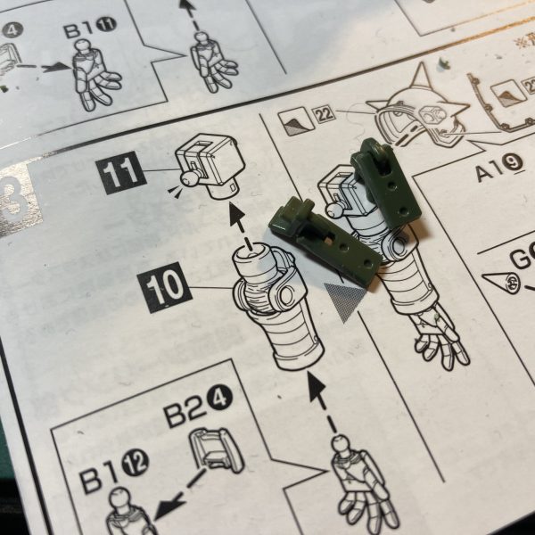 腕とバックパックがほぼ完成｡肩にはよくわからないビラビラしたような小さい板が付いてたけどない方がええやろ。（3枚目）