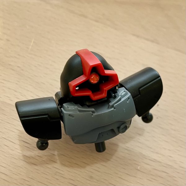 モビリティジョイントのドムをモノアイ可動化しました。首関節をBJから軸接続にして、空いたスペースにモノアイ用のBJ基部を仕込みました。やっぱりモノアイ動くと楽しいですね！&nbsp;（2枚目）