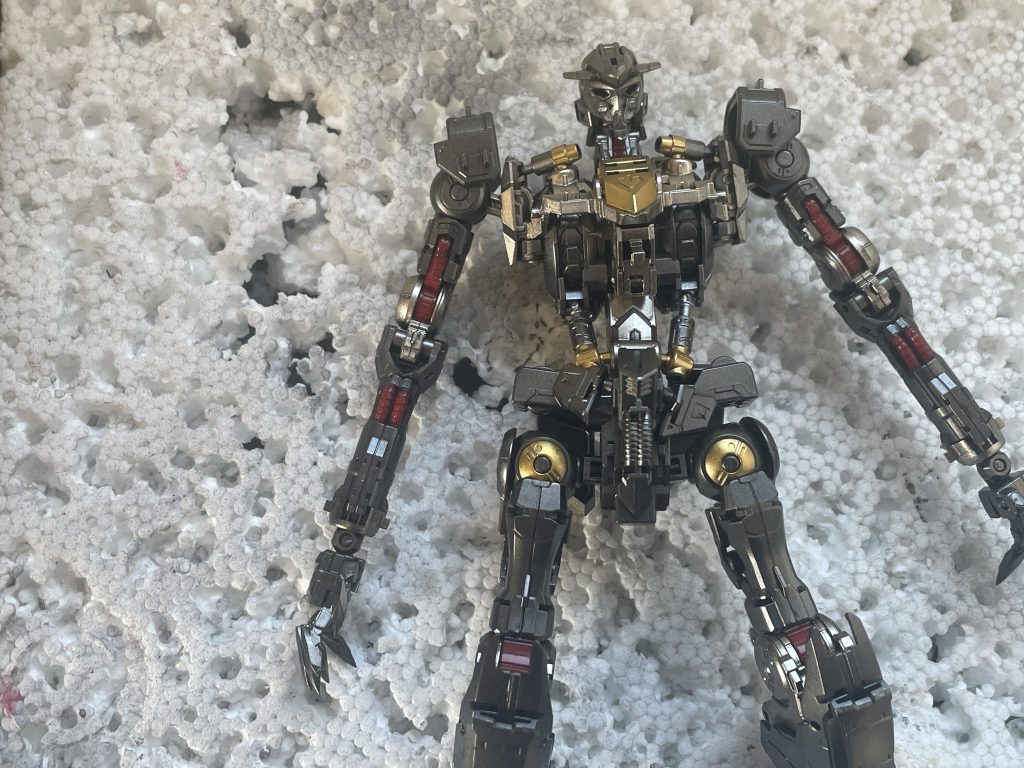 フレーム、アップ。今回もコード部分はレッドです。関節部や胸部などはプレミアムチタンシルバーとスタブラジェラルミン+ブラックの2色で塗り分けています。