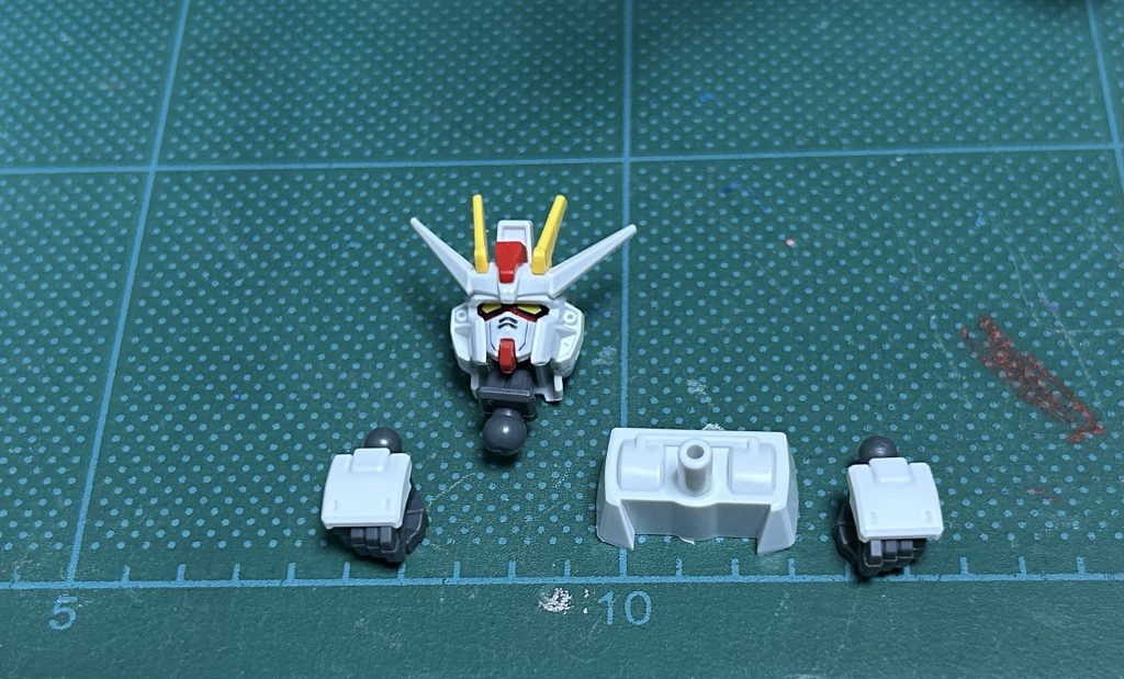 装甲パージしてストライクになるためのパーツ腰のパーツは身長をあげるためにつけていたものでストライク状態だと外します サザビーの腕装甲は手のジョイントに接続しているので手は差し替え 頭は胴体をはめ込んでいるため物理的に入らないので差し替えです