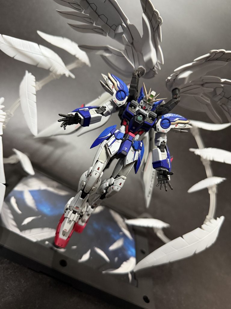 フェザーの台座もあったので作成、地味にヤスリ掛け面倒なスタンド。カーボンブラックで塗装してます。フェザーパーツもクリアからシェルホワイトからパールホワイトに塗装してます。スジボリはクリアパーツが硬すぎてやめました。笑