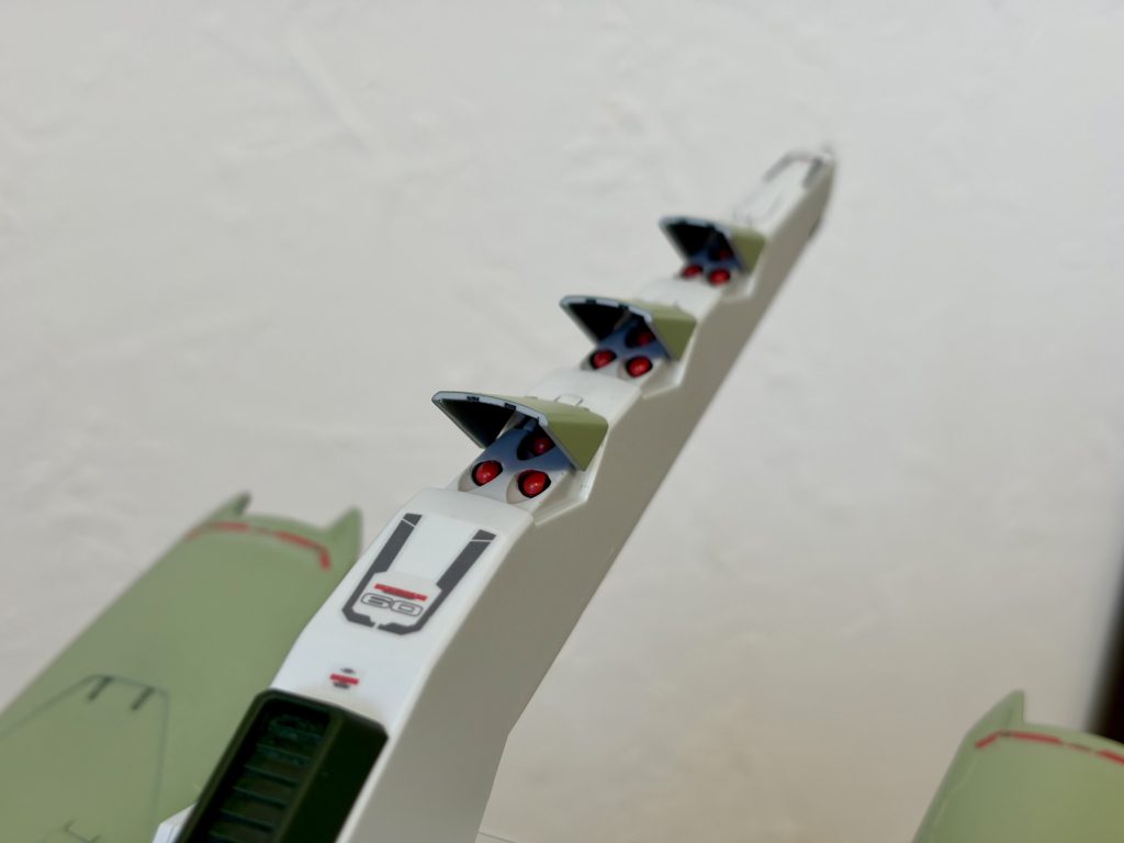 ミサイル部も塗り分けました。赤で筆塗りした後、墨入れをしております。さて、どのガンダムと合体させてみようかな。